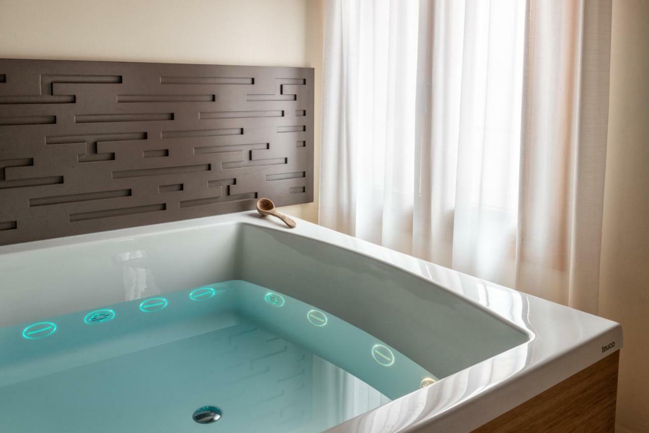 King Room Spa Bath the Room